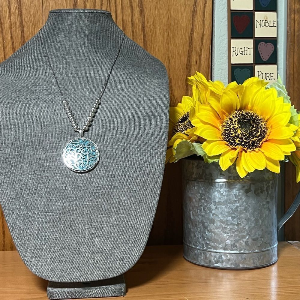NWT Silver and Blue Floral Pendant Necklace 20” + 3” #J3